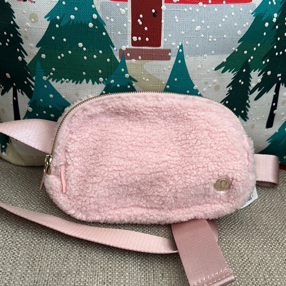 Lululemon Everywhere Belt Bag Fleece One Size 1L Pink Mist Gold 00866